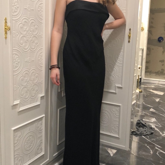 Elegant simple gown - Picture 1 of 4